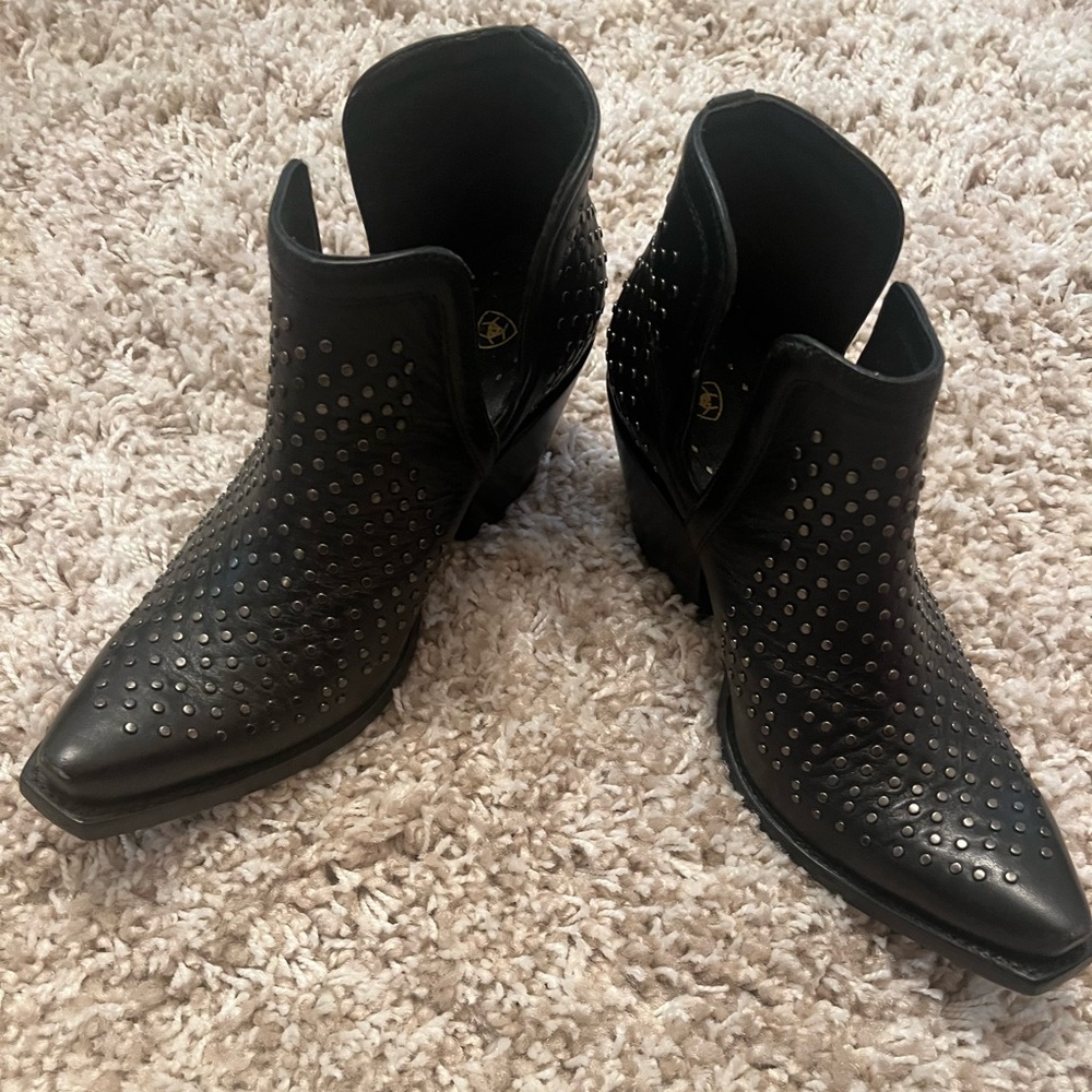 Ariat- womens Dixon studs boots-9.5 black leather